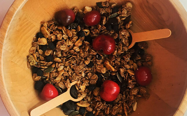 Granola içinde bir tutam kuru aronya!